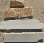 Parement Quartzite en Vrac face avant naturelle et face arrière sciée pour collage au mur