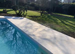 Plage et margelle de piscine en pierre naturelle du Périgord Montagnac crème