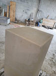 SOCLE EN PIERRE DE DORDOGNE MONTAGNAC D'AUBEROCHE CREME POUR  LE BUSTE DU GENERAL DE GAULLE. LIVRAISON A L'HOTEL DES INVALIDES 75007 PARIS AVANT LA MISE EN PLACE A VERSAILLES