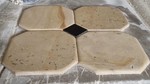 Dallage 30x30cm en pierre du Périgord Montagnac d'Auberoche Doré vieilli et patiné à la main avec cabochon noir