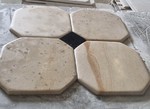 Dallage 30x30cm en pierre du Périgord Montagnac d'Auberoche Doré vieilli et patiné à la main avec cabochon noir
