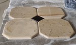 Dallage 30x30cm en pierre du Périgord Montagnac d'Auberoche Doré vieilli et patiné à la main avec cabochon noir